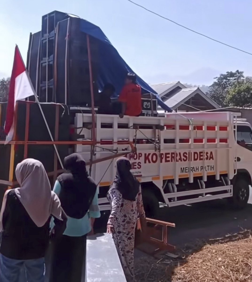 MiskinTV_'s tweet photo. Emang boleh????
Truk KDMP dipakai Sound Horeg? https://t.co/Ib3pZQosyg