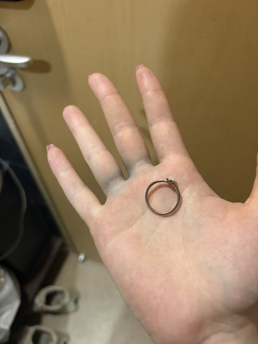 AmberSkyeCos's tweet photo. Humidity so crazy my shein ring tried to give me gangrene after 1 day https://t.co/f1PtusoRvb
