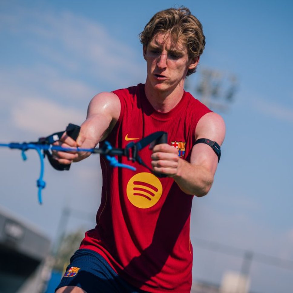 ActuFoot_'s tweet photo. Anthony Gordon 🏴󠁧󠁢󠁥󠁮󠁧󠁿 s’entraîne pour la première fois sous la tunique du FC Barcelone. 💪💙❤️

📸 @FCBarcelona https://t.co/DxWeFd3r0d