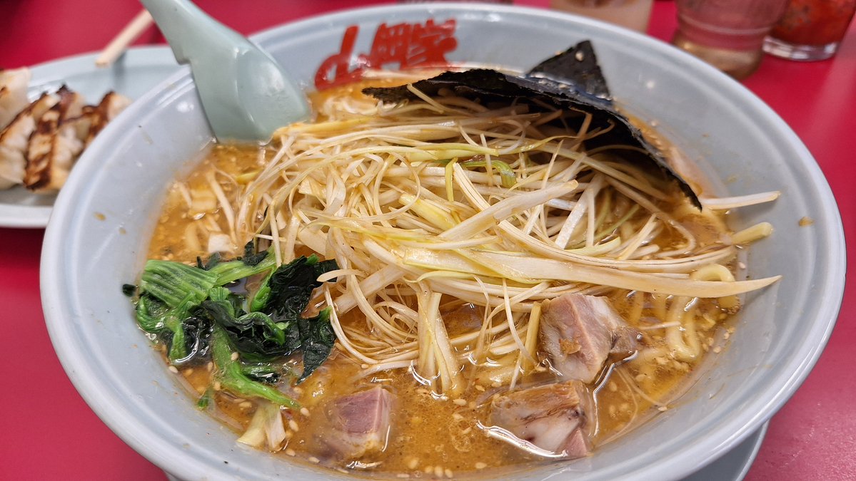 WhiteTigerDayo's tweet photo. 初山岡家～
特性ネギ味噌ラーメンの麺固め食べた！美味しかったけど、後半麺にスープ絡みすぎて味濃かった！ https://t.co/cwfu4rSH3W