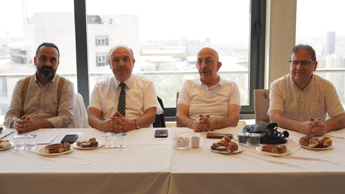 iesuniversitesi's tweet photo. Üniversitemizde GZTF (SWOT) Analizi Çalıştayı Gerçekleştirildi

İstanbul Esenyurt Üniversitesi olarak kurumsal gelişim, stratejik planlama ve kalite güvencesi çalışmalarımıza yön verecek önemli bir çalıştaya ev sahipliği yaptık.

Üniversitemizin mevcut durumunu bütüncül bir bakış açısıyla değerlendirmek; güçlü yönlerimizi ve gelişime açık alanlarımızı ortaya koymak, önümüzdeki dönemde değerlendirebileceğimiz fırsatları belirlemek ve karşılaşabileceğimiz tehditlere karşı hazırlıklı olmak amacıyla akademik ve idari personelimizin katılımıyla “GZTF (SWOT) Analizi Çalıştayı” düzenlendi.

Çalıştayda, İstanbul Üniversitesi Rektör Yardımcısı Prof. Dr. Levent ŞAHİN konuşmacı ve eğitmen olarak yer aldı. Ayrıca İstanbul Üniversitesi İletişim Fakültesi öğretim üyesi Dr. Öğr. Üyesi Süleyman TÜRKOĞLU ile Zonguldak Bülent Ecevit Üniversitesi İİBF öğretim üyesi Dr. Öğr. Üyesi Ali İhsan BALCI bilgi ve deneyimleriyle çalıştaya katkı sundular.

Çalıştaya Üniversitemiz Rektörü Prof. Dr. Süleyman ÖZDEMİR, Rektör Yardımcılarımız Prof. Dr. Dinçer ATLI ve Prof. Dr. Hüseyin ÇALIK başta olmak üzere; dekanlarımız, dekan yardımcılarımız, müdürlerimiz, müdür yardımcılarımız, kalite koordinatörlüğümüz ile ilgili koordinatörlük ve müdürlüklerimizin yöneticileri ve akademik-idari personelimiz katılım sağladı.

İnteraktif bir anlayışla gerçekleştirilen çalıştayın, İstanbul Esenyurt Üniversitesinin geleceğe yönelik stratejilerini daha sağlıklı biçimde oluşturmasına, kalite kültürünün güçlendirilmesine ve sürdürülebilir kurumsal gelişim hedeflerimize önemli katkılar sağlayacağına inanıyoruz.