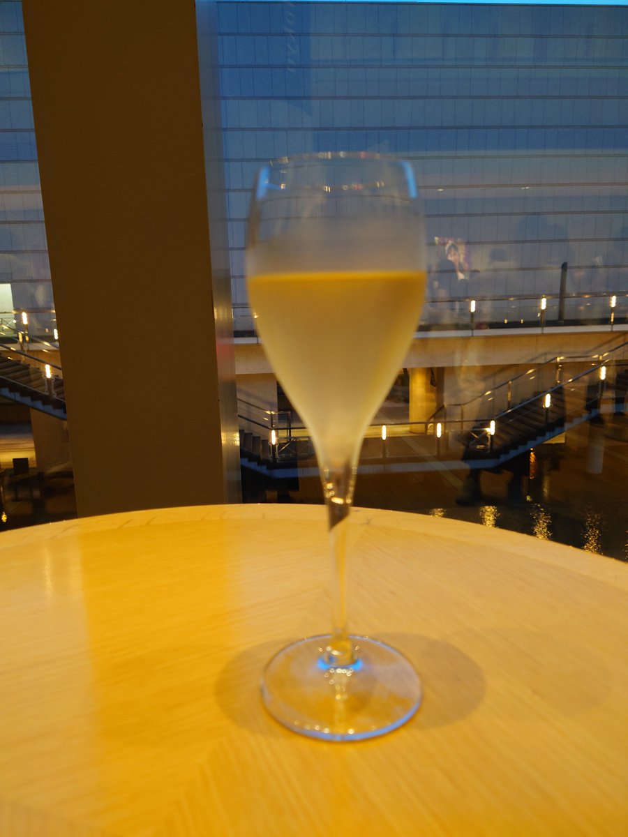 yurizoooooo's tweet photo. バレエ観賞に来てます。休憩時間にローランペリエを飲めるのが幸せすぎる。 https://t.co/bgZyBpgQfe