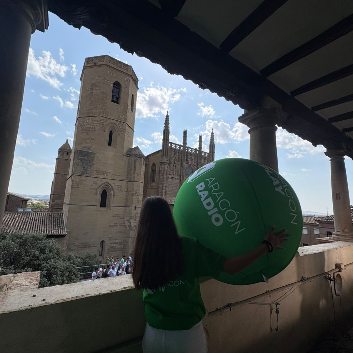 aragonradio's tweet photo. ¡Estamos en el Ayuntamiento! 🚀

A muy pocos minutos de lanzarse el cohete anunciador que dará el pistoletazo de salida a las fiestas de #SanLorenzo2026 💚🤍

@aragontv @aragon_play https://t.co/6kSLSTqzkW