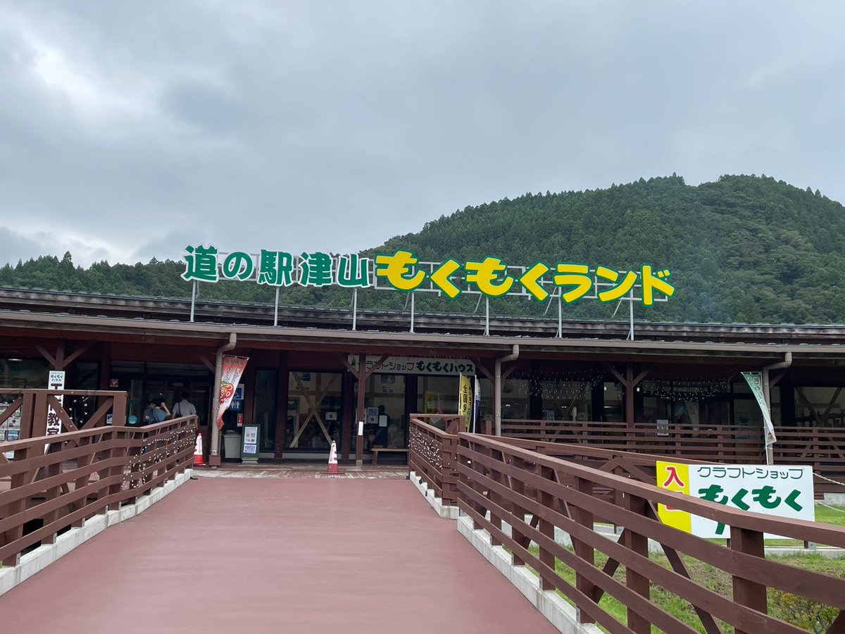 mone_suganami's tweet photo. 田中浜の次は、道の駅津山もくもくランドにサメのキーホルダーを買いに。5年前に買ったキーホルダーをまだつけていますが、色がだいぶ変色して繋ぎ目の部分も弱くなっているので、もしものとき（！？）に備えて。こうして今も置いてくれていることに感謝です🙏
#おかえりモネ　#おかえりコンサート https://t.co/E8x1EbAPY4