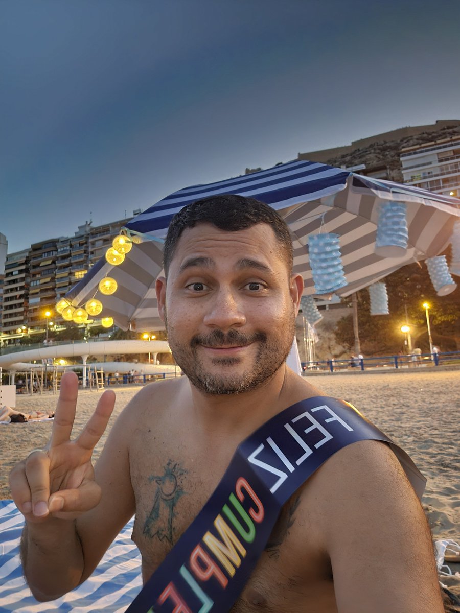 drwill88's tweet photo. Un cumpleaños playero, muy divertido! 🎂 #alicante https://t.co/rwvOyuBf4z
