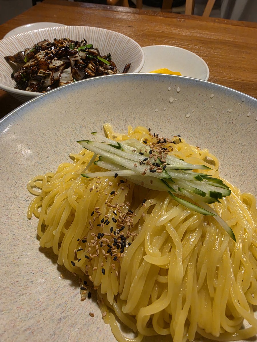 4pokay's tweet photo. 日本の友達のみんな、韓国に来たらぜひ「カンチャジャン（간짜장）」を食べてみて！

韓国のジャージャー麺は、中国料理をベースに韓国式に発展した「韓国式中華料理」の代表メニューです。

普通のジャージャー麺は作り置きのソースを使うことが多いですが、カンチャジャンは���文後に玉ねぎや豚肉、黒味噌を炒めて作るのが特徴。

水分が少なくて味が濃く、玉ねぎの甘さと香ばしさも強いので、個人的にはカンチャジャンのほうが美味しいと思います。

韓国に来たらぜひ食べてみてください🍜