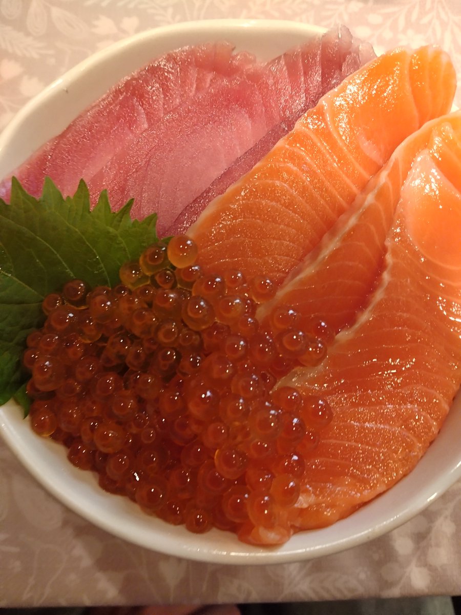 Ray_08071's tweet photo. 北海道でキャンプ！海鮮丼食べて海泳いでBBQして花火した！波デカすぎてみんなで１回のまれた https://t.co/1zMBrrk7Qc