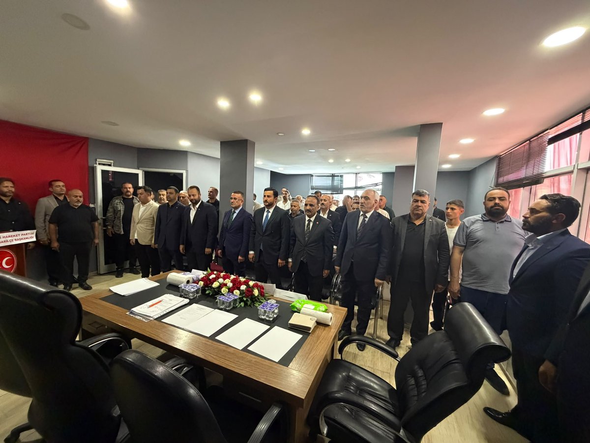 Sanliurfa_MHP's tweet photo. 📍 CEYLANPINAR

MYK Üyemiz Sayın M. Çağatay Yıldız'ın Divan Başkanlığını gerçekleştirdiği, “Kardeşlik Kalbimizde, Gelecek Aklımızda” temalı Milliyetçi Hareket Partisi Şanlıurfa Ceylanpınar İlçe Başkanlığımızın Olağan İlçe Kongresi’ni; İl Yönetim Kurulu Üyelerimiz, İlçe Başkanlarımız, İlçe Yönetim Kurulu Üyelerimiz ve kıymetli dava arkadaşlarımızın katılımlarıyla büyük bir coşku, birlik ve beraberlik içerisinde gerçekleştirdik.

Türkmen Beyimiz, Liderimiz Sayın Devlet Bahçeli Beyefendi’nin çizdiği istikamet doğrultusunda; ülkücü iradenin sarsılmaz duruşu, teşkilat disiplini ve dava şuuruyla çalışmalarımızı kararlılıkla sürdürüyoruz.

Kongremizin partimize, teşkilatımıza, Ceylanpınar’ımıza, Şanlıurfa’mıza ve aziz milletimize hayırlı olmasını temenni ediyor; Ceylanpınar İlçe Başkanımız Sayın Halil Tetik'e görevinde üstün başarılar diliyor, birlik ve beraberlik içerisinde Liderimizin izinde kutlu yürüyüşümüze aynı azim ve kararlılıkla devam ediyoruz.

@dbdevletbahceli 
@MHP_Bilgi 
@mcagatayyildiz 
@ayyildirim1 
@Ulku_Ocaklari 
@eczosmanmutlu