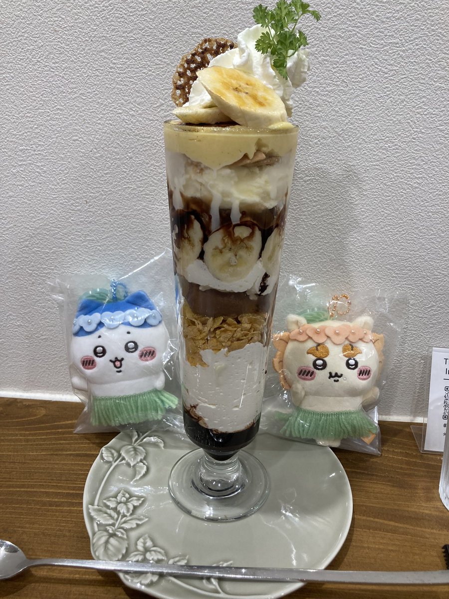 typhlosion0301's tweet photo. 出張先のホテル近くのパフェ専門店が気になったので店内へ
ヤバい!!これ美味すぎる!!これはおいシーサー確定
#出張
#TheSpoon
#タワーパフェ
#ハチワレ
#シーサー
#ハチワレとシーサーにあーんってされたかった https://t.co/7PX68kDniX