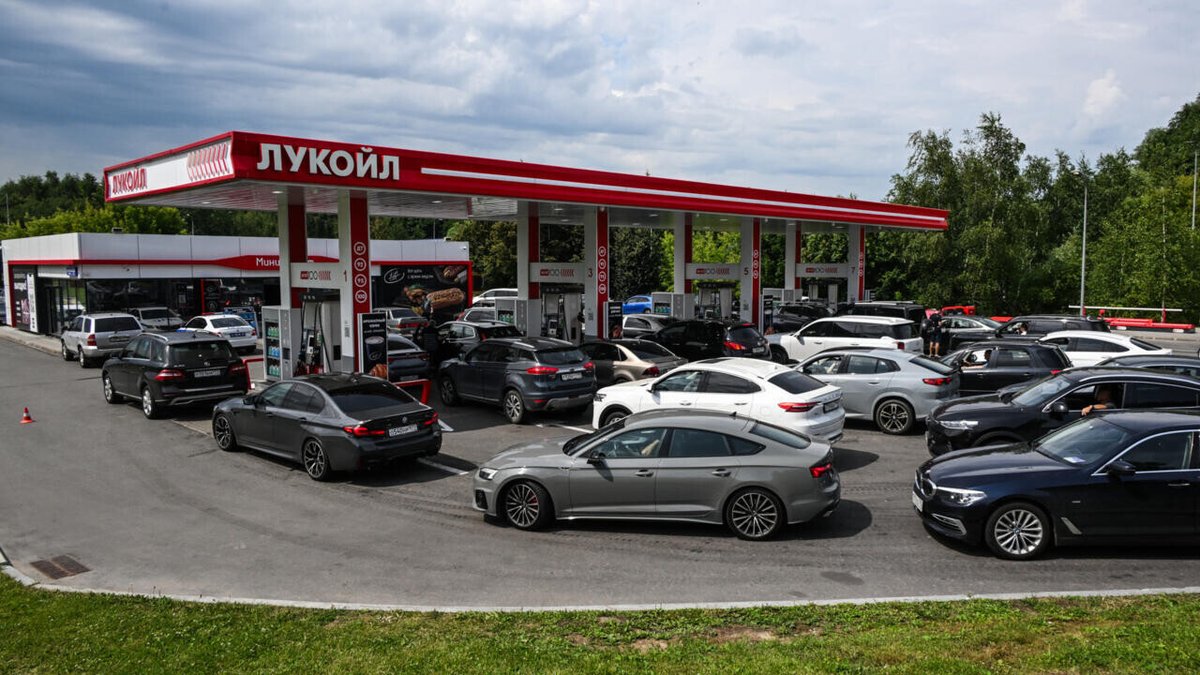 RFI's tweet photo. Russie: face aux pénuries de carburant, Moscou contraint d'importer de l'essence depuis le Maroc
➡️ https://t.co/FMK0PfhSNV https://t.co/6RRk97Ulo9