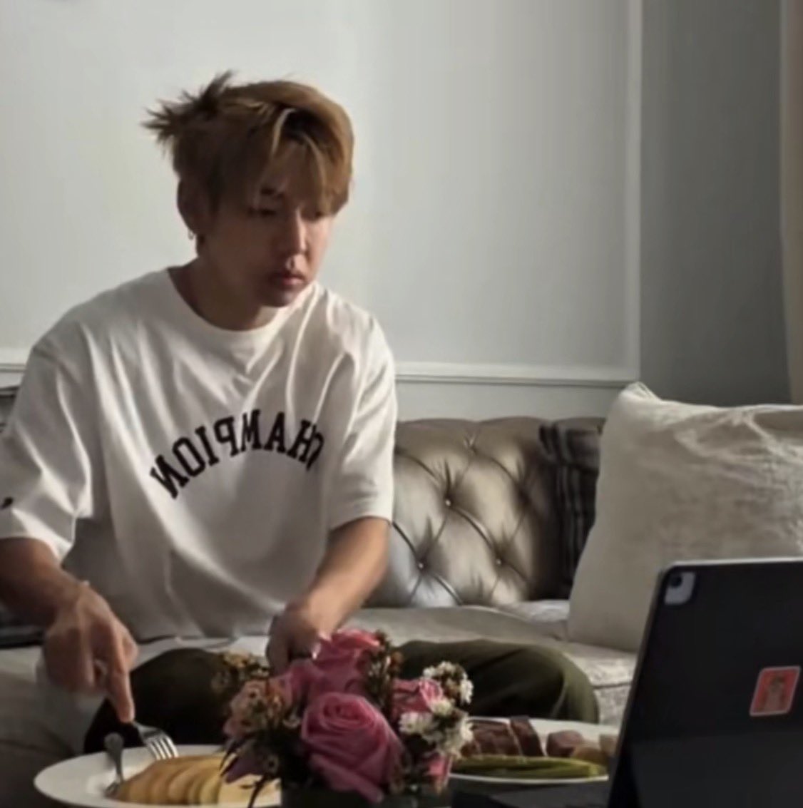piggytaee's tweet photo. eat or watch🍽️👀⏸️🤭
 #V #뷔 #TAEHYUNG #BTSV https://t.co/3Z6UDUs9kp