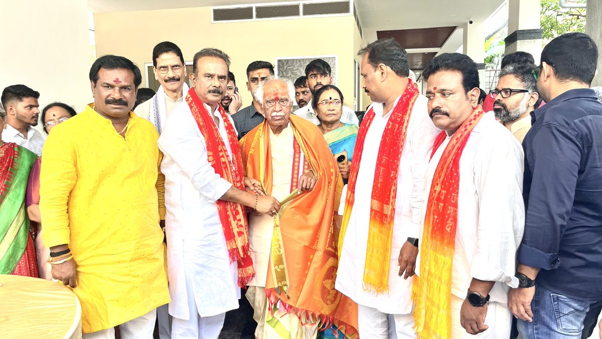 NarsaiahBoora's tweet photo. 🌺 తెలంగాణ  సంస్కృతి, సంప్రదాయాల వైభవానికి ప్రతీక — బోనాల మహోత్సవం! 🌺

హైదరాబాద్‌లోని ముషీరాబాద్ రామ్‌నగర్‌లో గౌరవనీయ మాజీ గవర్నర్ శ్రీ బండారు దత్తాత్రేయ గారి ఆహ్వానం మేరకు నిర్వహించిన ఆత్మీయ బోనాల వేడుకలో పాల్గొన్నాను.

తెలంగాణ సంస్కృతి, సంప్రదాయాలకు అద్దం పట్టే బోనాల పండుగ భక్తి, ఆధ్యాత్మికతతో పాటు మన ప్రాంతీయ వారసత్వాన్ని తరతరాలకు చాటిచెప్పే మహోత్సవం.

అమ్మవారి ఆశీస్సులతో తెలంగాణ ప్రజలందరూ సుఖసంతోషాలతో, ఆయురారోగ్యాలతో, ఐశ్వర్యంతో వర్ధిల్లాలని కోరుకుంటున్నాను. 🙏🌺

— డా. బూర నర్సయ్య గౌడ్
మాజీ ఎంపీ | బీజేపీ రాష్ట్ర ఉపాధ్యక్షులు

#Bonalu #BonaluFestival #TelanganaCulture #TelanganaTradition #Hyderabad #Ramnagar #Mushirabad #DrBooraNarsaiahGoud #BJP #Telangana
@Dattatreya @vjbandarubjp @BJP4Telangana @BJP4India @chshekharbjp @iamabhaypatil @tarunchughbjp @sunilbansalbjp @blsanthosh @JPNadda @AmitShah @NitinNabin @narendramodi