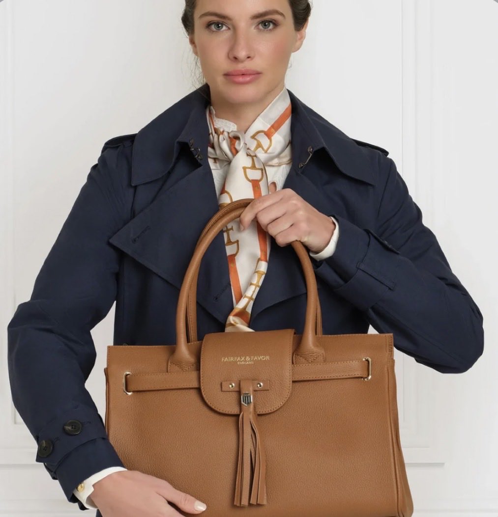 Zebra_carol's tweet photo. @BarackObama @hbomax Sir not sure if it’s because I am British but I’ll debate (again) that it is a beige coloured suit not tan. Tan comes from tanning of leather. Below is a #tan handbag (purse 🇺🇸), boots &amp; jacket.
Politically it was a ridiculous thing for people to argue over, where as now 😲 Lordy https://t.co/wCpun2z8If