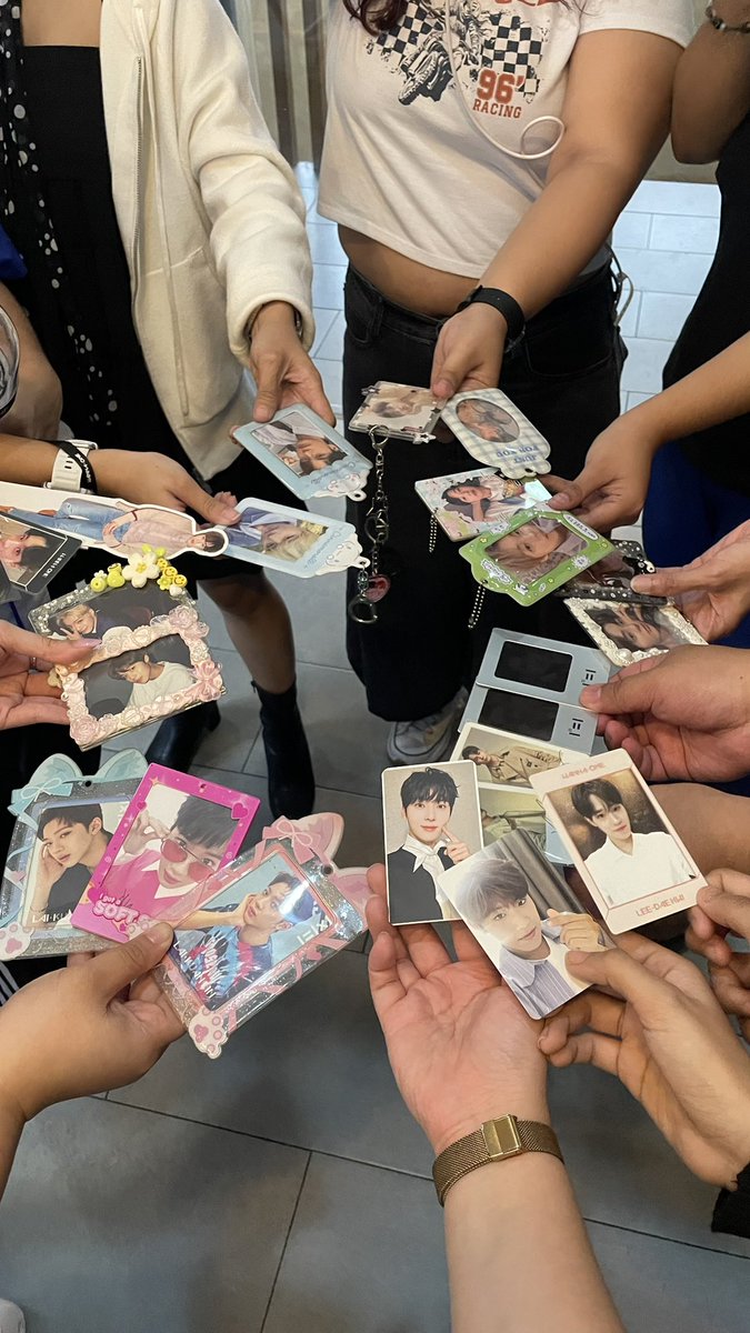 annyeongitsaye's tweet photo. ❝𝐖𝐡𝐞𝐧 𝐖𝐚𝐧𝐧𝐚𝐛𝐥𝐞 𝐠𝐚𝐭𝐡𝐞𝐫𝐬, 𝐖𝐚𝐧𝐧𝐚 𝐎𝐧𝐞 𝐠𝐚𝐭𝐡𝐞𝐫𝐬 𝐭𝐨𝐨❞ 

Braved the storm to gather with fellow wannables all to celebrate Wannaone, Minhyun, and Onge’s bdays. It’s truly different to be ‘home’, but we’re finally home~ 🌸

#SpringBreezeWeMeetAgain https://t.co/A53oICWukm