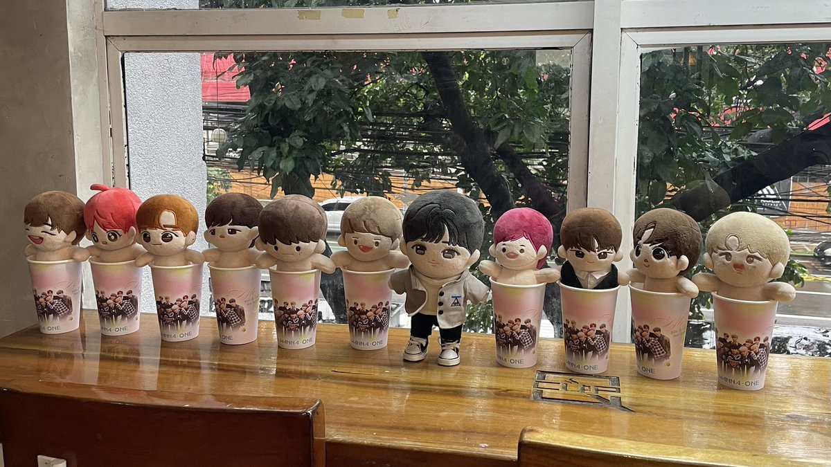 annyeongitsaye's tweet photo. ❝𝐖𝐡𝐞𝐧 𝐖𝐚𝐧𝐧𝐚𝐛𝐥𝐞 𝐠𝐚𝐭𝐡𝐞𝐫𝐬, 𝐖𝐚𝐧𝐧𝐚 𝐎𝐧𝐞 𝐠𝐚𝐭𝐡𝐞𝐫𝐬 𝐭𝐨𝐨❞ 

Braved the storm to gather with fellow wannables all to celebrate Wannaone, Minhyun, and Onge’s bdays. It’s truly different to be ‘home’, but we’re finally home~ 🌸

#SpringBreezeWeMeetAgain https://t.co/A53oICWukm
