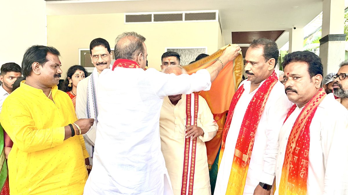 NarsaiahBoora's tweet photo. 🌺 తెలంగాణ  సంస్కృతి, సంప్రదాయాల వైభవానికి ప్రతీక — బోనాల మహోత్సవం! 🌺

హైదరాబాద్‌లోని ముషీరాబాద్ రామ్‌నగర్‌లో గౌరవనీయ మాజీ గవర్నర్ శ్రీ బండారు దత్తాత్రేయ గారి ఆహ్వానం మేరకు నిర్వహించిన ఆత్మీయ బోనాల వేడుకలో పాల్గొన్నాను.

తెలంగాణ సంస్కృతి, సంప్రదాయాలకు అద్దం పట్టే బోనాల పండుగ భక్తి, ఆధ్యాత్మికతతో పాటు మన ప్రాంతీయ వారసత్వాన్ని తరతరాలకు చాటిచెప్పే మహోత్సవం.

అమ్మవారి ఆశీస్సులతో తెలంగాణ ప్రజలందరూ సుఖసంతోషాలతో, ఆయురారోగ్యాలతో, ఐశ్వర్యంతో వర్ధిల్లాలని కోరుకుంటున్నాను. 🙏🌺

— డా. బూర నర్సయ్య గౌడ్
మాజీ ఎంపీ | బీజేపీ రాష్ట్ర ఉపాధ్యక్షులు

#Bonalu #BonaluFestival #TelanganaCulture #TelanganaTradition #Hyderabad #Ramnagar #Mushirabad #DrBooraNarsaiahGoud #BJP #Telangana
@Dattatreya @vjbandarubjp @BJP4Telangana @BJP4India @chshekharbjp @iamabhaypatil @tarunchughbjp @sunilbansalbjp @blsanthosh @JPNadda @AmitShah @NitinNabin @narendramodi