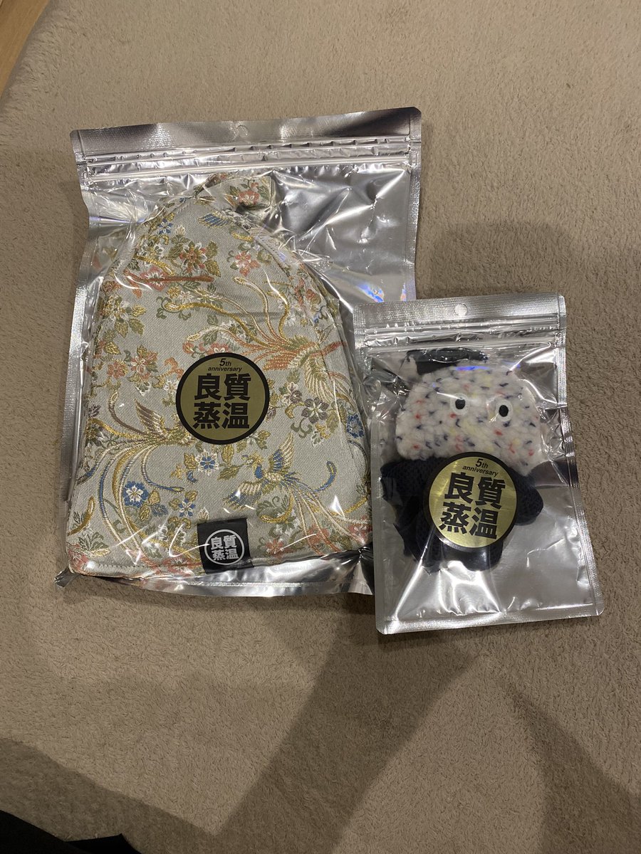 athlon1029's tweet photo. 昨日発売された着物柄のシルバー無事届きました！
素敵なおまけもありがとうございます😊
地元のサウナで沢山使わせていただきます♪
#ベストサウナハット
#さ活 https://t.co/CkpkbtT0EP