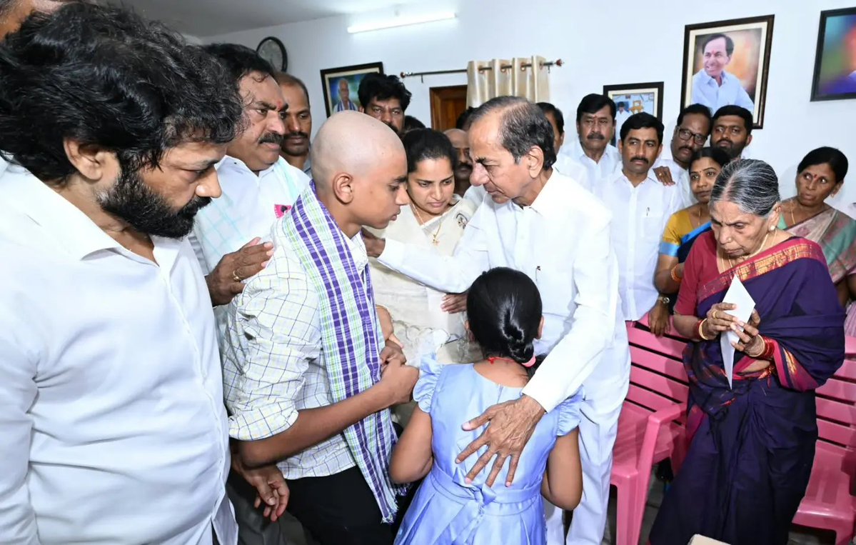 BSNBRS's tweet photo. తెలంగాణ ఉద్యమ నాయకుడు, నర్సంపేట మాజీ ఎమ్మెల్యే స్వర్గీయ పెద్ది సుదర్శన్ రెడ్డి కుటుంబ సభ్యులను ఓదార్చి, పరామర్శించిన బీఆర్ఎస్ అధినేత కేసీఆర్ గారు. 

#kcr #peddisudharshanreddy #brsaprty https://t.co/MUuV8lTBQN