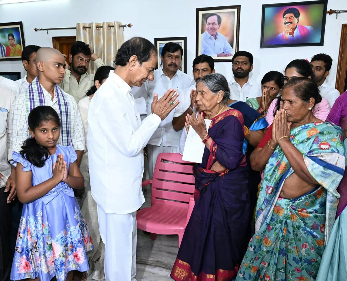 BSNBRS's tweet photo. తెలంగాణ ఉద్యమ నాయకుడు, నర్సంపేట మాజీ ఎమ్మెల్యే స్వర్గీయ పెద్ది సుదర్శన్ రెడ్డి కుటుంబ సభ్యులను ఓదార్చి, పరామర్శించిన బీఆర్ఎస్ అధినేత కేసీఆర్ గారు. 

#kcr #peddisudharshanreddy #brsaprty https://t.co/MUuV8lTBQN