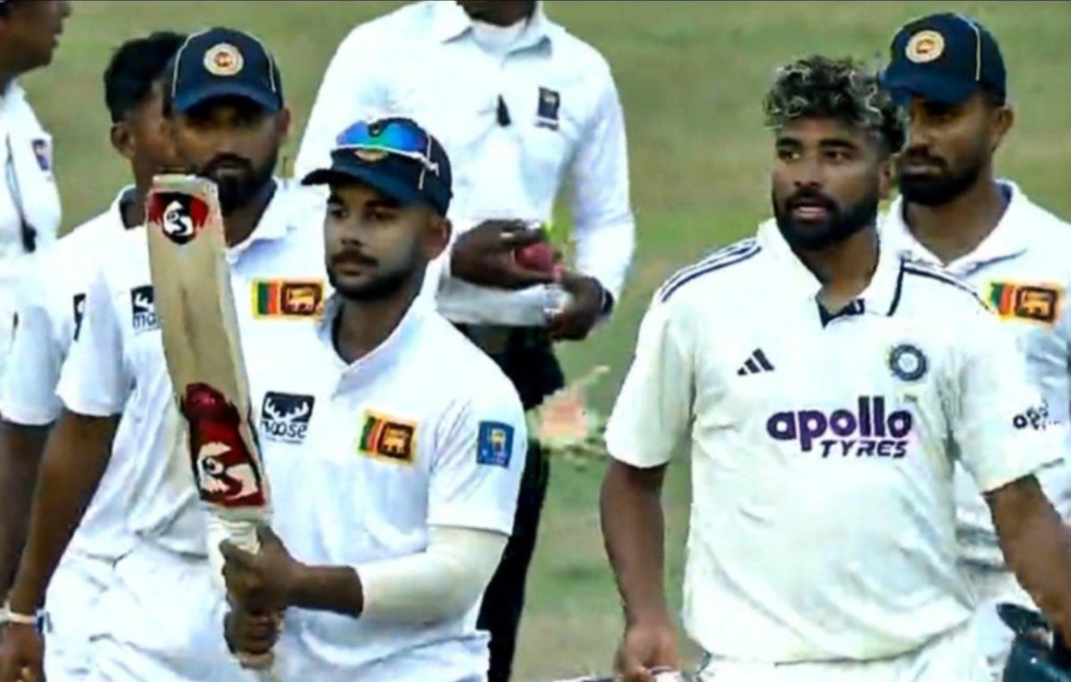 CricGlobal000's tweet photo. SRI LANKAN PLAYERS CHECKING THE BAT OF SIRAJ 😂🔥

- He scored 32*(15) &amp; won the game for India.

#MohammedSiraj #TeamIndia #SLvsIND #TestSeries #SriLanka #Cricket https://t.co/DIBKoP46iE