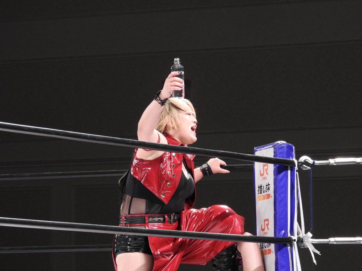 x1322vm's tweet photo. 今日も水は美味かったそうです、現場からは以上です

#STARDOM 
#青木いつ希 https://t.co/itBQgyFJyD