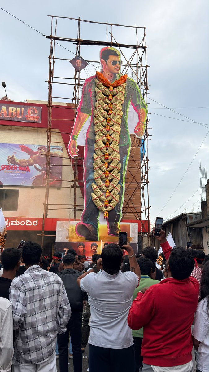 BengaluruMBFC's tweet photo. Celebrations literally hitting the roof at Brundha Theatre Bengaluru🔥🔥🔥

@urstrulyMahesh #Varanasi #Dookudu #HBDSuperstarmahesh https://t.co/bF2JBXkoPR