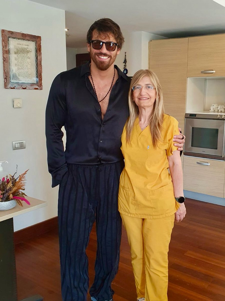 amour_penelope's tweet photo. VIERNES 
💫💫💫💫💫
La dentista de Can en Estambul publicó foto y comenta  la relacion que tienen desde hace años. No indica fecha pero no parece que la foto sea de ahora.

# Un Trabajo Delicado Doctora  😁
# Lo Deja Con La Boca Abierta 🙈
#CanYaman  ♾️ https://t.co/6CGzs7od1Y
