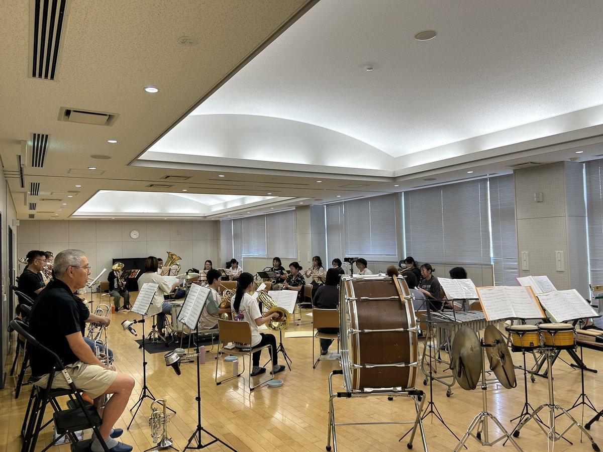 KWE1986's tweet photo. ⁡今日の練習は輪になって。
全員でタイミングを合わせます。
⁡
後半は座る位置をシャッフルしたり。
いつもと違う音が隣からするのが新鮮でした。
⁡
来週は本番会場のアドニスでホール練習です。

#サマーコンサート#かわもとウインドアンサンブル#埼玉#深谷市#吹奏楽団 https://t.co/otkgETna3s