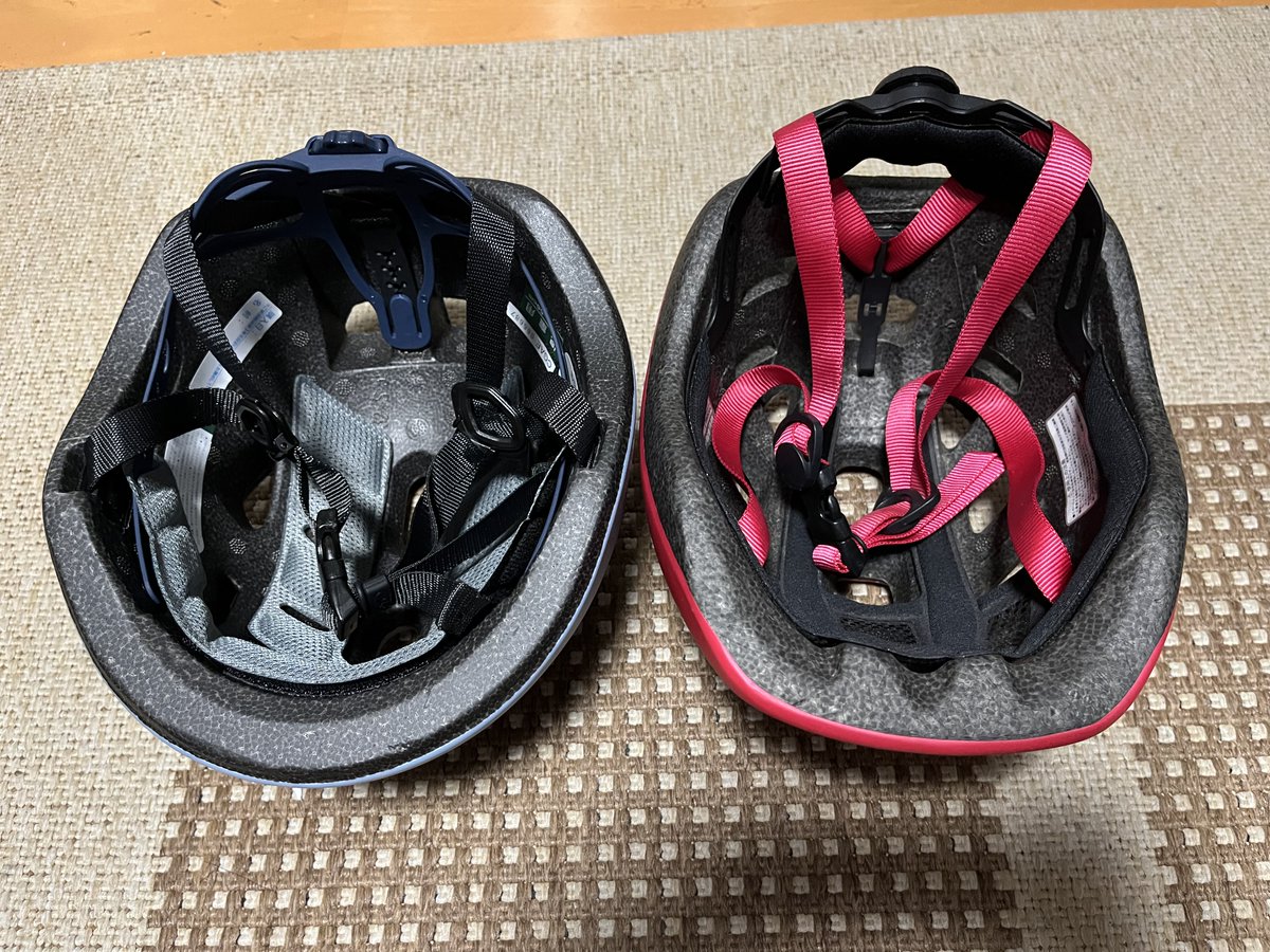 madone2008's tweet photo. チビ富士登山用に新たにOGK自転車用ヘルメットを購入（左）
3年前に買ったチビのヘルメット（右）
それなりに活用していたが横幅が足りず
46〜50㎝（幼児用/1〜3歳）→54〜56㎝（児童用/7〜9歳）となりました
明後日の金時山でお試し予定 https://t.co/oSCxCj6AMe