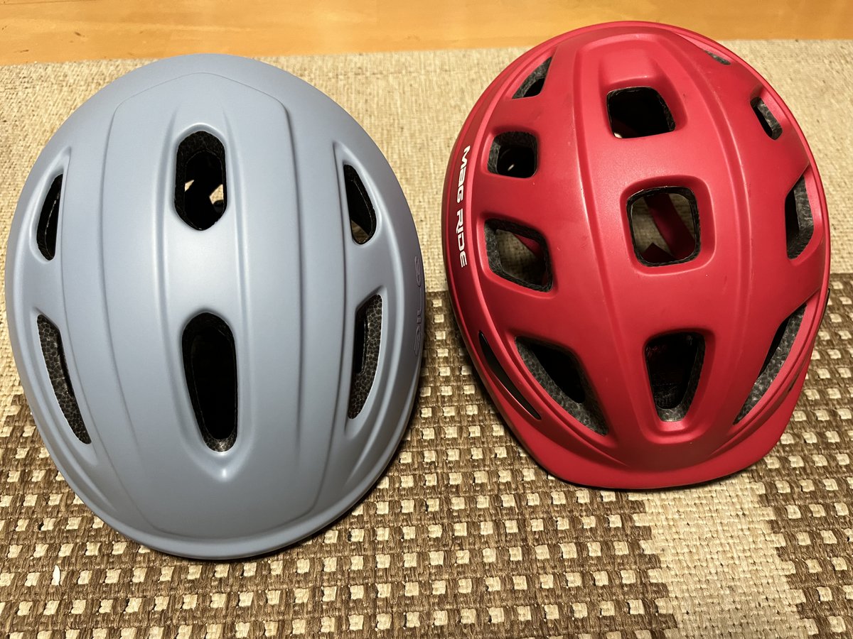 madone2008's tweet photo. チビ富士登山用に新たにOGK自転車用ヘルメットを購入（左）
3年前に買ったチビのヘルメット（右）
それなりに活用していたが横幅が足りず
46〜50㎝（幼児用/1〜3歳）→54〜56㎝（児童用/7〜9歳）となりました
明後日の金時山でお試し予定 https://t.co/oSCxCj6AMe