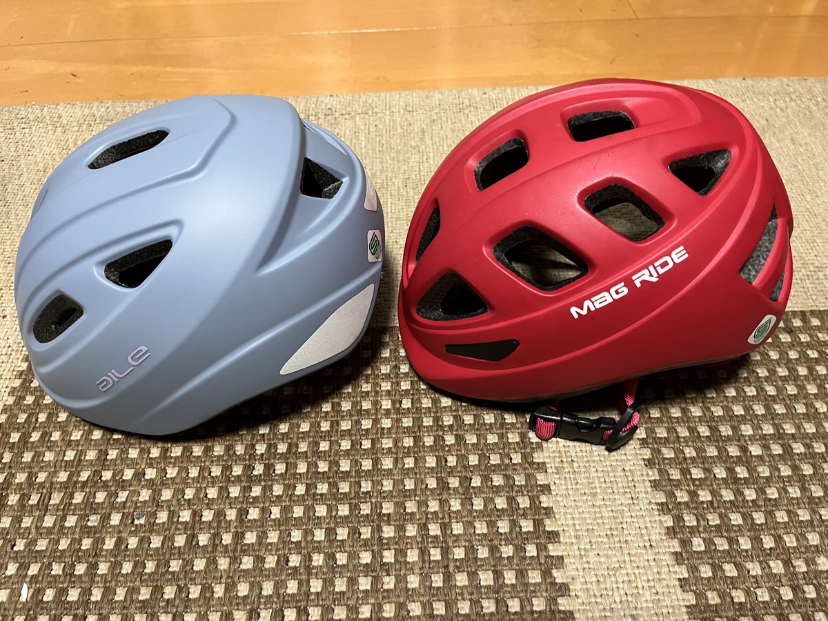 madone2008's tweet photo. チビ富士登山用に新たにOGK自転車用ヘルメットを購入（左）
3年前に買ったチビのヘルメット（右）
それなりに活用していたが横幅が足りず
46〜50㎝（幼児用/1〜3歳）→54〜56㎝（児童用/7〜9歳）となりました
明後日の金時山でお試し予定 https://t.co/oSCxCj6AMe