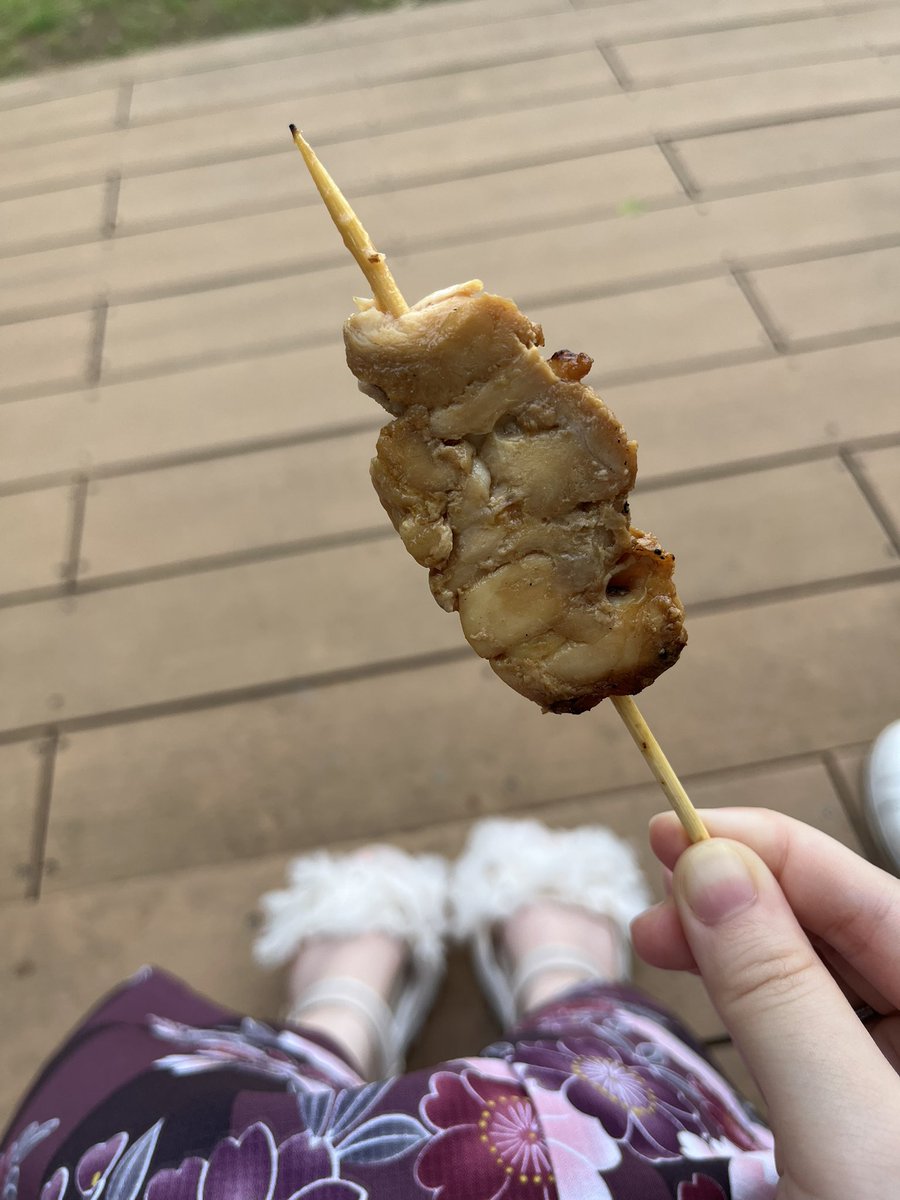 Usagi2139's tweet photo. 夏祭り楽しかった

久々にお祭り行けてめっちゃはしゃいじゃった

浴衣着れて嬉しかったし写真撮ってないけどめっちゃ屋台のご飯食べておみくじ引いたりして子供に戻った感じして楽しかった

店員さんにハイタッチしてもらったり浴衣褒めてもらえたり優しい人の温かい優しさを感じて心が癒された https://t.co/gknjWix29V