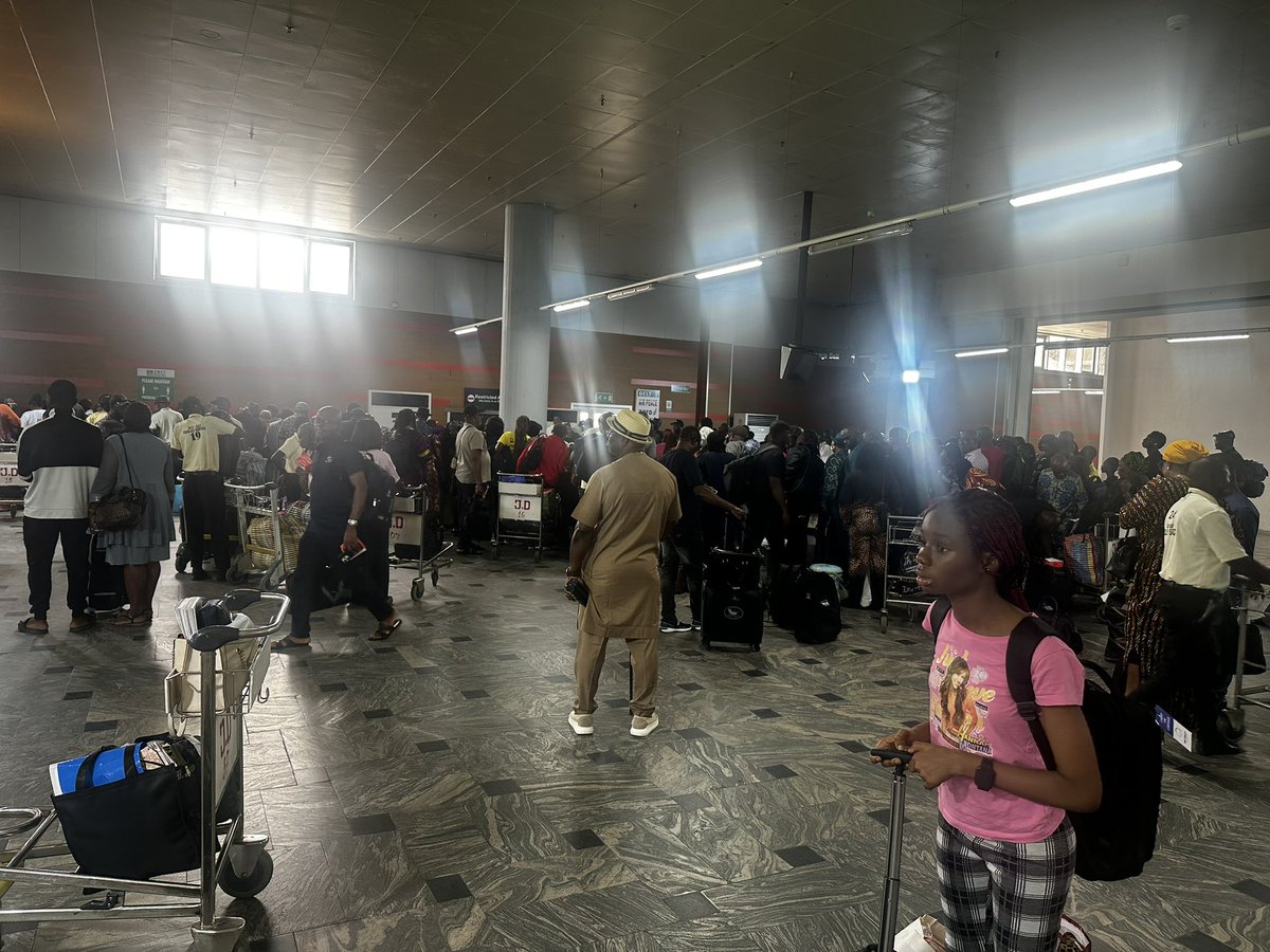 DrJoeAbah's tweet photo. Dear @FAAN_Official, two Air Peace flights landed in Abuja this morning at about the same time. @faan_md Is there a reason why some 200 passengers had to stand around one small conveyor belt while there were three other empty conveyor belts, please? https://t.co/gusztVhq5r