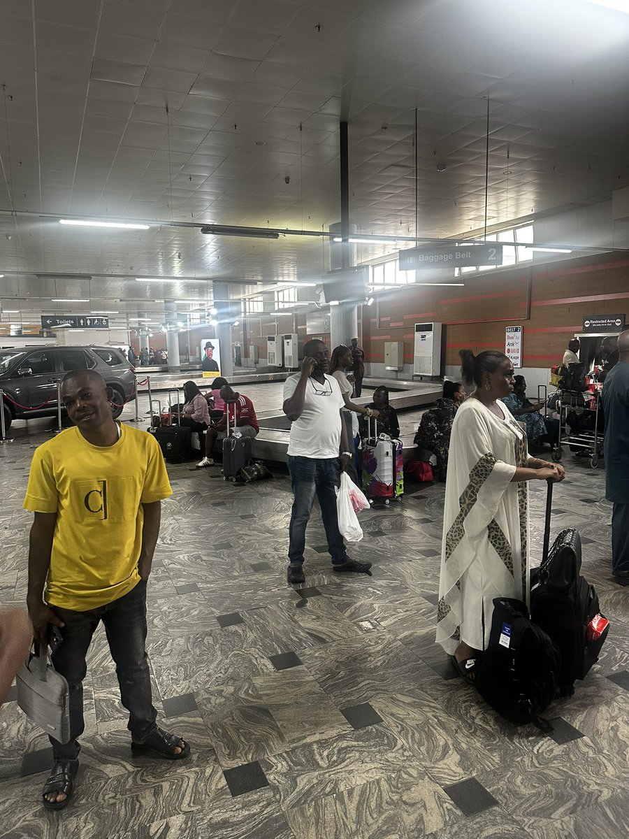 DrJoeAbah's tweet photo. Dear @FAAN_Official, two Air Peace flights landed in Abuja this morning at about the same time. @faan_md Is there a reason why some 200 passengers had to stand around one small conveyor belt while there were three other empty conveyor belts, please? https://t.co/gusztVhq5r