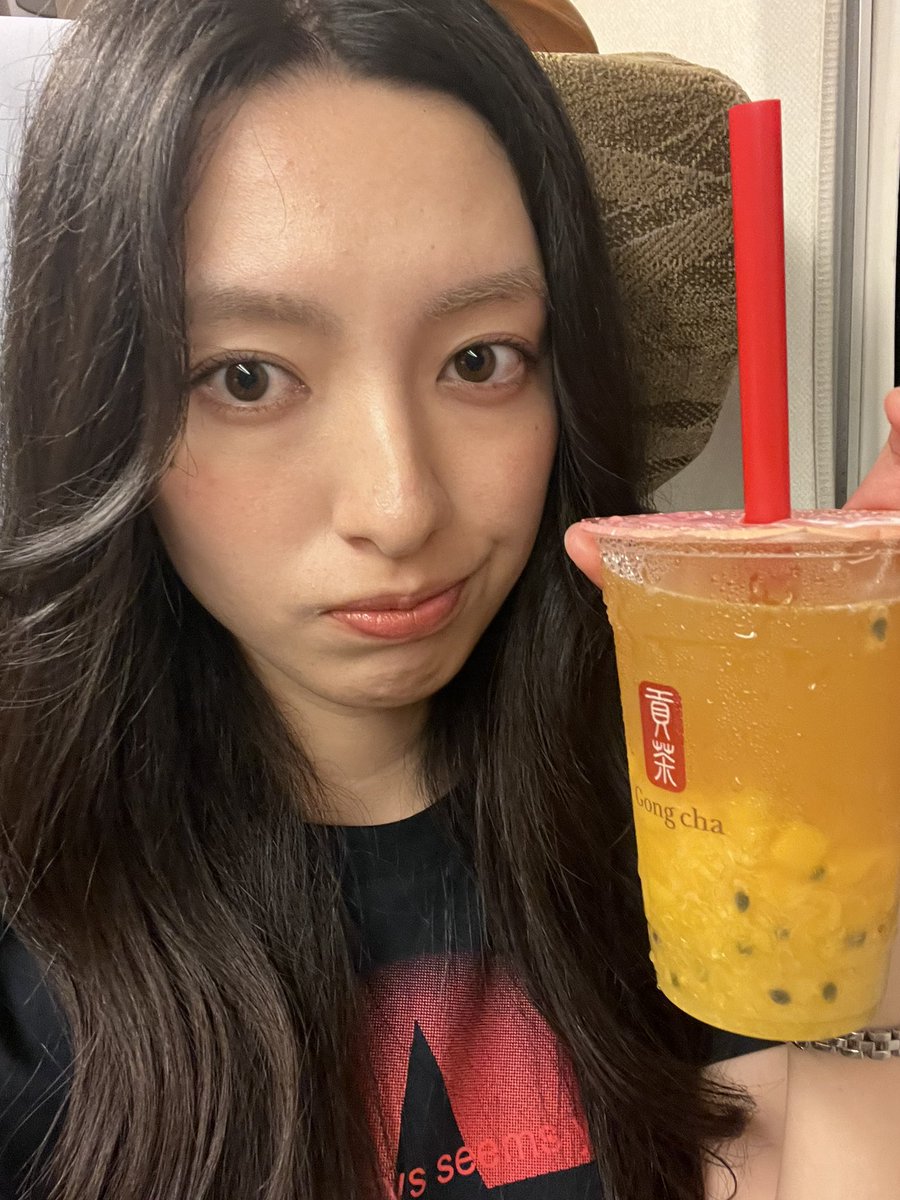 sayaka_circle's tweet photo. 新幹線で福岡へ帰省中〜🚄
いつも飲み物を買って乗るんだけど、今回のお供はゴンチャの新作🆕
パッションフルーツの種がパリパリしてて、爽やかで美味しかった🥭🍊おすすめ✨
#ミスサー2026 https://t.co/O5PEPlhmKl