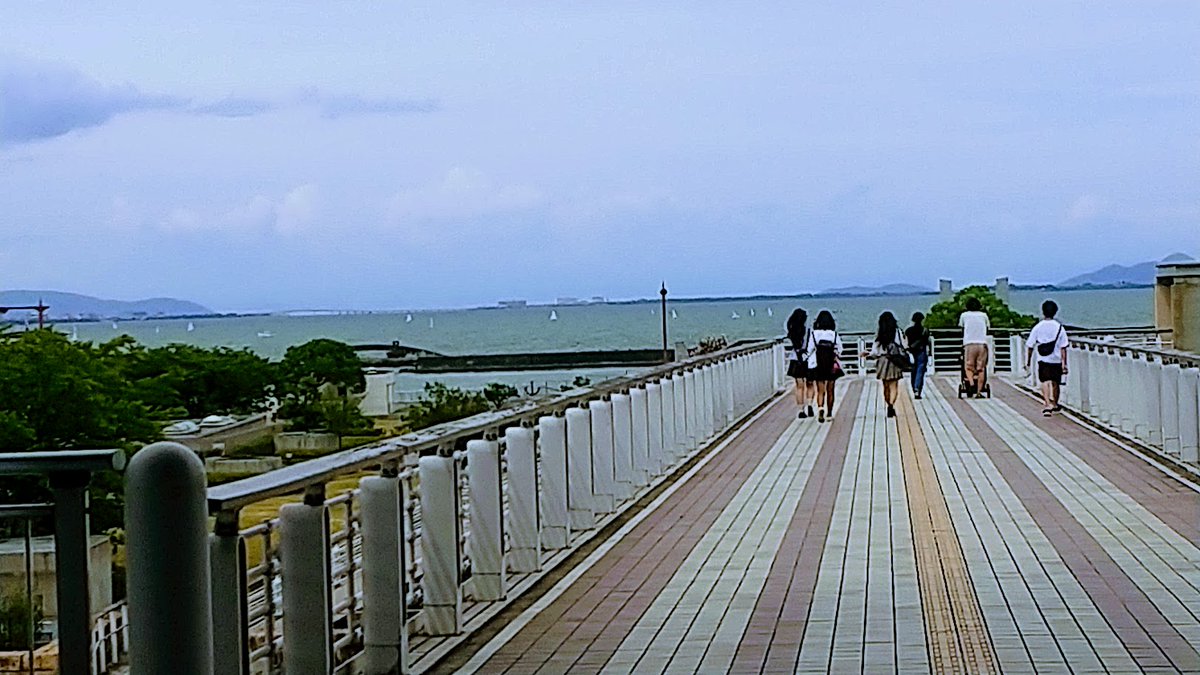tanbaba44do's tweet photo. びわ湖大津、週末は浜大津②の①、上2枚今日から登場さよならララのﾗｯﾋﾟﾝｸﾞ車両、圧倒的存在感ﾌﾞﾙ���の車体が美しい、左下、浜大津駅から琵琶湖に向かう通路、右下通路から見えるびわ湖の景色、 https://t.co/iScms1TjOY