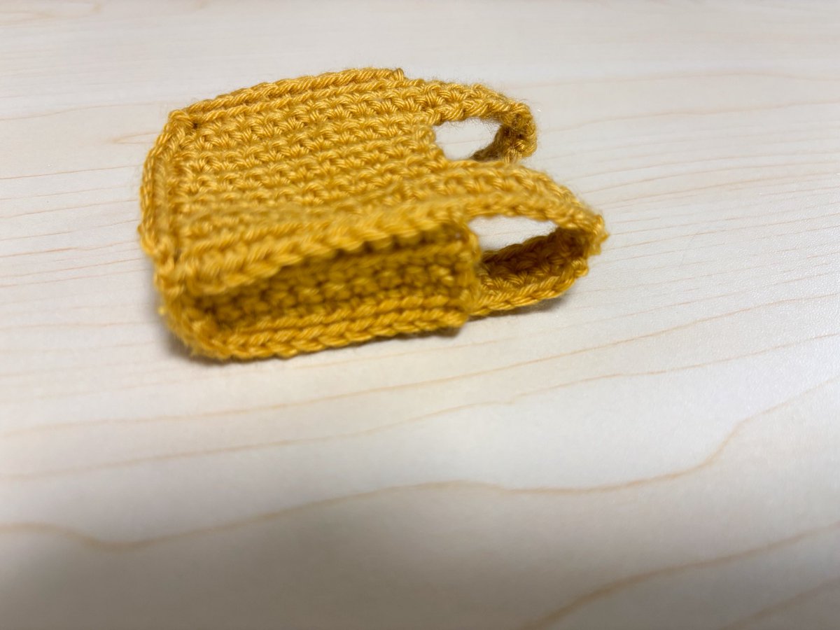 Mao_knitter's tweet photo. レジ袋型のトートバッグが欲しくて、色んな動画を参考にしつつ、ミニチュアサイズで編み方を整理してみた👜
小さくて可愛いけど、難しかった…🤣 https://t.co/oVZYfeyws2
