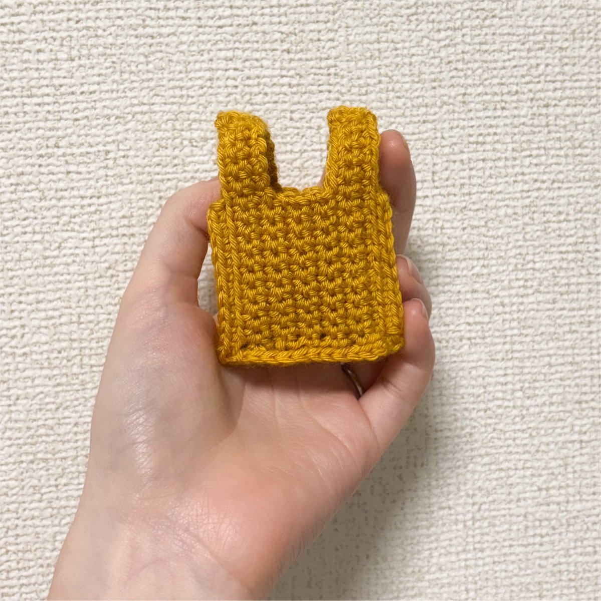 Mao_knitter's tweet photo. レジ袋型のトートバッグが欲しくて、色んな動画を参考にしつつ、ミニチュアサイズで編み方を整理してみた👜
小さくて可愛いけど、難しかった…🤣 https://t.co/oVZYfeyws2