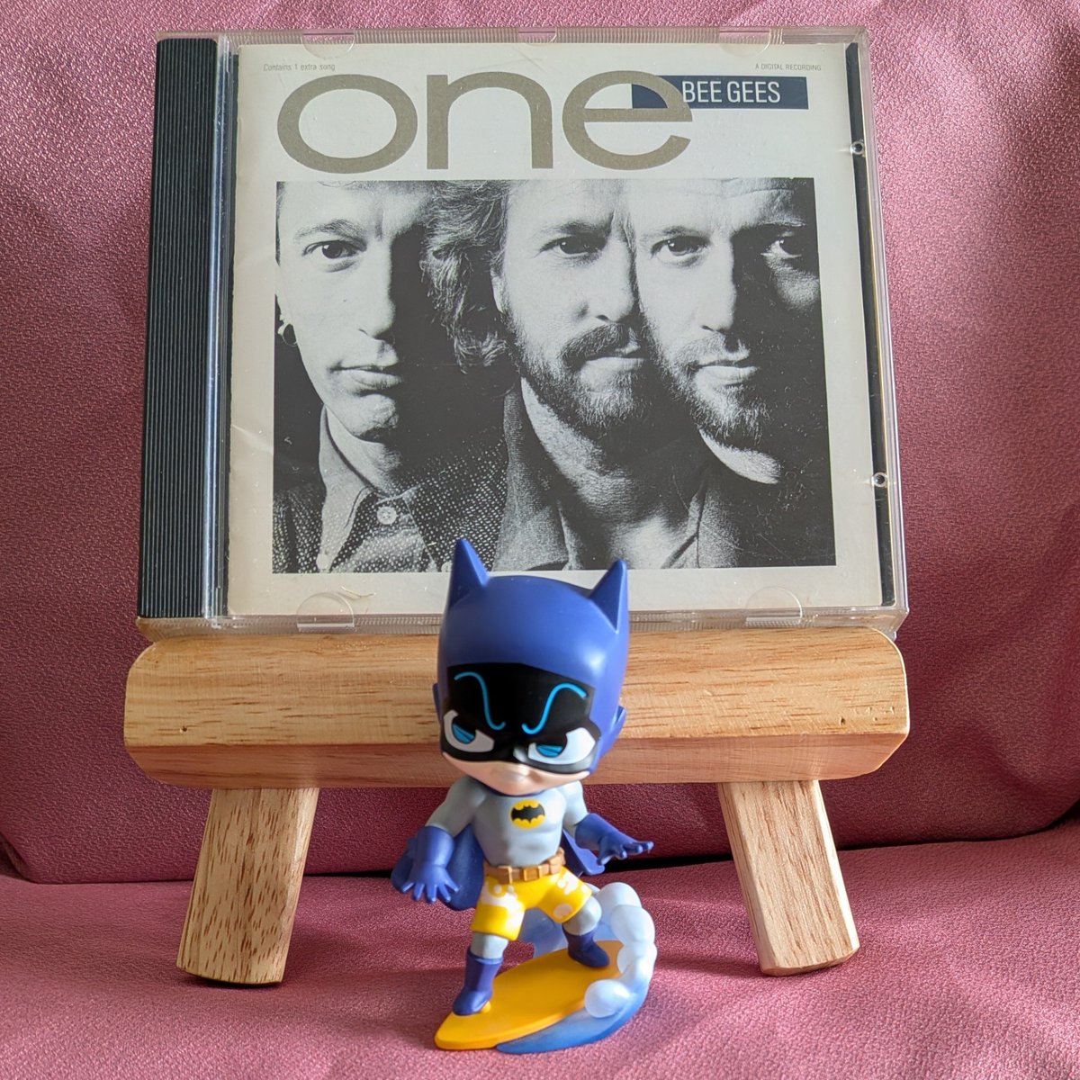 whi0723's tweet photo. 《Now On Play🎶)
『ONE/ビージーズ』(1989)
1988年3月に亡くなったアンディ・ギブに捧げられたアルバム
末弟の死による悲しみはビー・ジーズの三人の結束を深めた
死以前にアンディの加入が決まっていた…4人のビー・ジーズになって、どんな新境地が待っていたのだろう…
#Bee_Gees https://t.co/NGmhIhAsg8