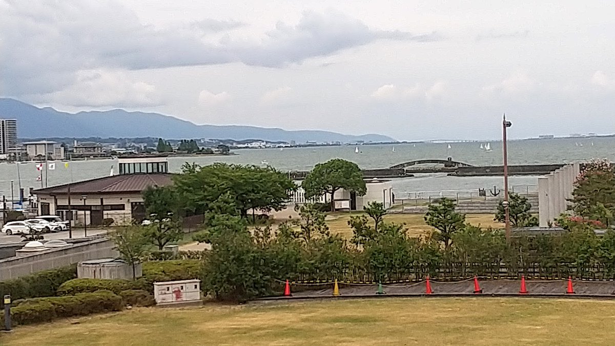 tanbaba44do's tweet photo. びわ湖大津、週末は浜大津②の①、上2枚今日から登場さよならララのﾗｯﾋﾟﾝｸﾞ車両、圧倒的存在感ﾌﾞﾙ���の車体が美しい、左下、浜大津駅から琵琶湖に向かう通路、右下通路から見えるびわ湖の景色、 https://t.co/iScms1TjOY