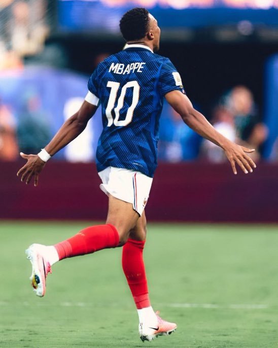 Fabrizo_km's tweet photo. Men are simple, I post kylian mbappe, they like and repost 🤍 https://t.co/7gRvSVPaJa