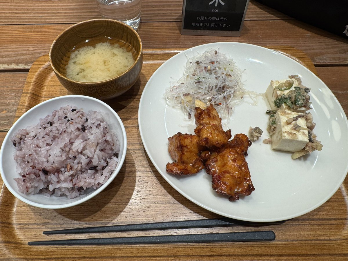 ry00575806's tweet photo. 鞄が欲しかったのに、ワンピースを買ってた。怖い(笑)
試着したら高確率で買っちゃう。
半額やったし、いいか〜。
大学ぶり？くらいのスカートでスースーします🤣🤣🤣
衿つきAラインワンピース💙 https://t.co/Wvq9IYEtEP