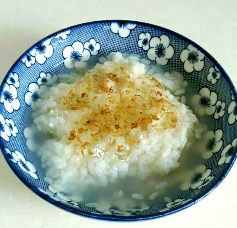 InaHilldv4s's tweet photo. The late night kitchen’s warmth wraps around you like a wool scarf. Tonight we have hot osmanthus glutinous rice porridge—no rush, no worries, just a small sip to soothe your tired heart. https://t.co/coH2zL0HM7