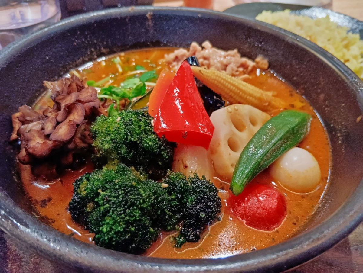MeshiNaviSystem's tweet photo. 札幌sitatte地階のスープカレー店「#ガラク」で、やさい15品目大地の恵辛さ５番に納豆をトッピング。スープは温めで、猫舌の人に優しい造り。素揚げのブロッコリーなど野菜は美味しいです。時間帯によっては空いている穴場の一軒。 https://t.co/i3smL3obda