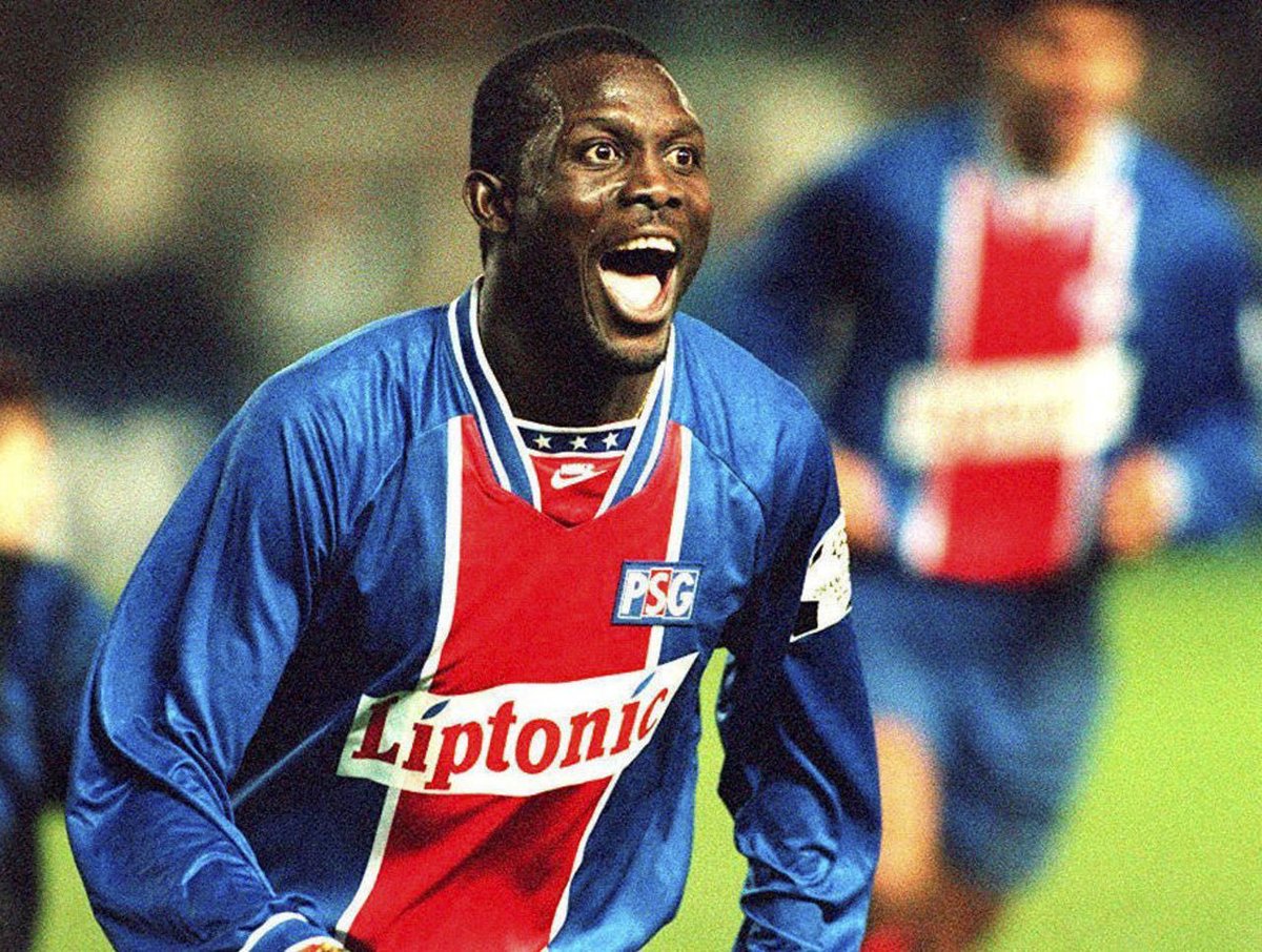 CharlyHDR78's tweet photo. @Tooooooooooone En fait je l'aime beaucoup car c'est un rappel aux années 90, pour célébrer les 30 ans de notre 1ère Coupe d'Europe en 96.

Le souci, ce sont les bandes blanches et le dos du maillot.

Celui des années 90 était injouable ! https://t.co/2GZ6dzqM2i