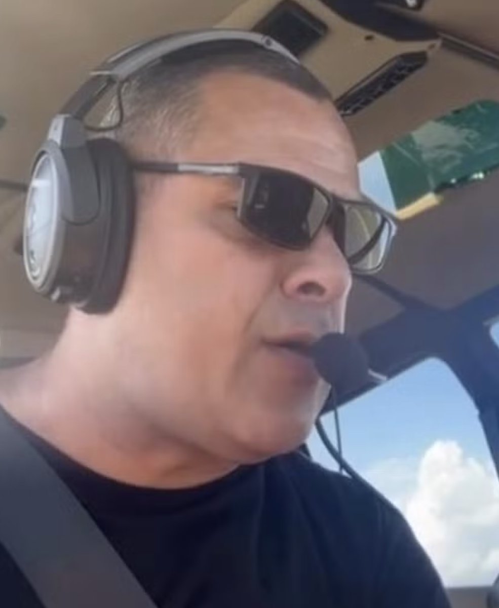 CerfiaFR's tweet photo. 🇧🇷🚁 FLASH |  C'est une famille colombienne venue au Brésil pour célébrer les 15 ans de leur fille qui a été frappée par une tragédie lors de son vol en hélicoptère.

Le groupe de six personnes devait effectuer deux vols séparés. La grand-mère de 59 ans, sa fille de 37 ans et sa petite-fille de 17 ans sont montées dans le premier appareil. Les trois autres membres de la famille attendaient leur tour dans le hangar.

L’hélicoptère s’est écrasé dans une zone forestière escarpée près de Vista Chinesa avant de prendre feu. Les trois touristes et le pilote sont morts.

La famille affirme avoir appris le crash sur Internet, après s’être inquiétée du retard de l’appareil.

Quelques heures plus tôt, tous posaient encore ensemble devant les lieux emblématiques de Rio. Un proche a depuis publié leurs dernières photos : « Le dernier voyage de la moitié de ma famille 💔 ». (médias locaux)