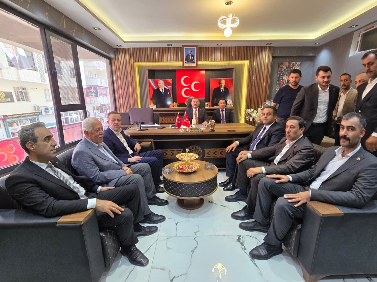 Sanliurfa_MHP's tweet photo. 📍 AKÇAKALE

MYK Üyemiz Sayın Bahri Batuhan Kurban'ın Divan Başkanlığını gerçekleştirdiği, “Kardeşlik Kalbimizde, Gelecek Aklımızda” temalı Milliyetçi Hareket Partisi Şanlıurfa Akçakale İlçe Başkanlığımızın Olağan İlçe Kongresi’ni; İl Başkanımız Sayın Ecz. Osman Mutlu, İl Yönetim Kurulu Üyelerimiz, İlçe Başkanlarımız, İlçe Yönetim Kurulu Üyelerimiz ve kıymetli dava arkadaşlarımızın katılımlarıyla büyük bir coşku, birlik ve beraberlik içerisinde gerçekleştirdik.

Türkmen Beyimiz, Liderimiz Sayın Devlet Bahçeli Beyefendi’nin çizdiği istikamet doğrultusunda; ülkücü iradenin sarsılmaz duruşu, teşkilat disiplini ve dava şuuruyla çalışmalarımızı kararlılıkla sürdürüyoruz.

Kongremizin partimize, teşkilatımıza, Akçakale’mize, Şanlıurfa’mıza ve aziz milletimize hayırlı olmasını temenni ediyor; Akçakale İlçe Başkanımız Sayın Ahmet Yıldık’a görevinde üstün başarılar diliyor, birlik ve beraberlik içerisinde Liderimizin izinde kutlu yürüyüşümüze aynı azim ve kararlılıkla devam ediyoruz.

@dbdevletbahceli 
@MHP_Bilgi 
@BBatuhanKURBAN 
@ayyildirim1 
@Ulku_Ocaklari 
@eczosmanmutlu