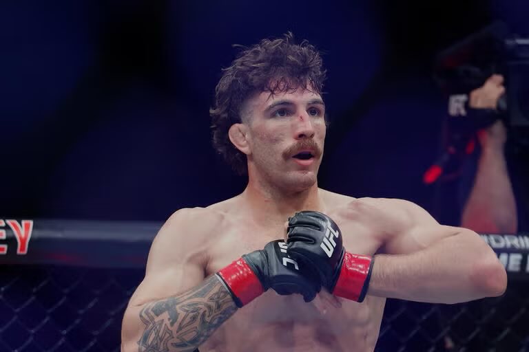 DovySimuMMA's tweet photo. he’s only been training MMA for 8 years. 

Started training at 18 and now at 26 he’s top 5 UFC LW 

impressive https://t.co/i8qS23qzC2