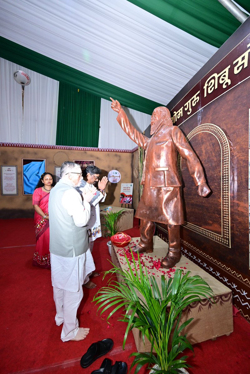 JharkhandCMO's tweet photo. श्रद्धा से करते हैं हम अमर शहीदों को नमन
युगों-युगों तक ऋणी रहेगा झारखण्ड का कण कण…

​झारखण्ड की माटी के रक्षकों अमर बलिदानियों को राज्यपाल श्री @santoshgangwar एवं मुख्यमंत्री श्री @HemantSorenJMM ने #AdivasiMahotsav2026 के अवसर पर शत्-शत् नमन किया। 

#Jharkhandsejohar https://t.co/vkTuJtBF3j