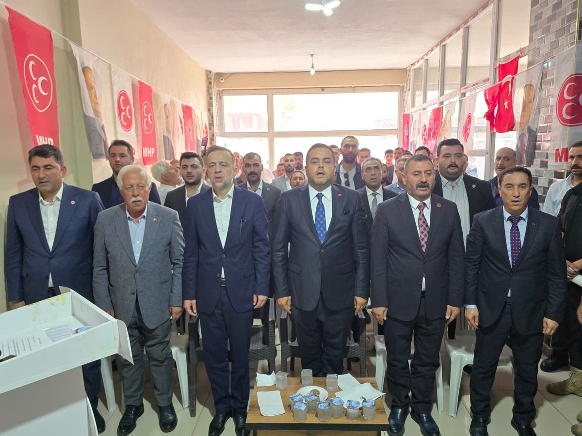 Sanliurfa_MHP's tweet photo. 📍 AKÇAKALE

MYK Üyemiz Sayın Bahri Batuhan Kurban'ın Divan Başkanlığını gerçekleştirdiği, “Kardeşlik Kalbimizde, Gelecek Aklımızda” temalı Milliyetçi Hareket Partisi Şanlıurfa Akçakale İlçe Başkanlığımızın Olağan İlçe Kongresi’ni; İl Başkanımız Sayın Ecz. Osman Mutlu, İl Yönetim Kurulu Üyelerimiz, İlçe Başkanlarımız, İlçe Yönetim Kurulu Üyelerimiz ve kıymetli dava arkadaşlarımızın katılımlarıyla büyük bir coşku, birlik ve beraberlik içerisinde gerçekleştirdik.

Türkmen Beyimiz, Liderimiz Sayın Devlet Bahçeli Beyefendi’nin çizdiği istikamet doğrultusunda; ülkücü iradenin sarsılmaz duruşu, teşkilat disiplini ve dava şuuruyla çalışmalarımızı kararlılıkla sürdürüyoruz.

Kongremizin partimize, teşkilatımıza, Akçakale’mize, Şanlıurfa’mıza ve aziz milletimize hayırlı olmasını temenni ediyor; Akçakale İlçe Başkanımız Sayın Ahmet Yıldık’a görevinde üstün başarılar diliyor, birlik ve beraberlik içerisinde Liderimizin izinde kutlu yürüyüşümüze aynı azim ve kararlılıkla devam ediyoruz.

@dbdevletbahceli 
@MHP_Bilgi 
@BBatuhanKURBAN 
@ayyildirim1 
@Ulku_Ocaklari 
@eczosmanmutlu